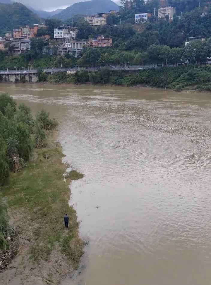 奥仁格管道提醒您关注：昨夜今晨重要事件速览，降温暴雨来袭，出行需警惕