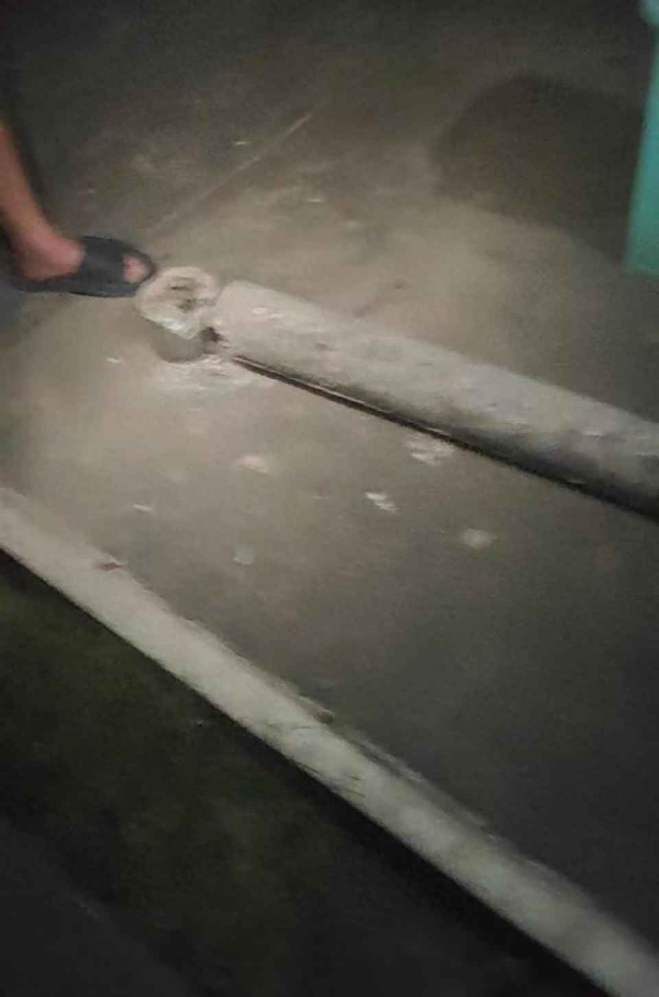 废旧电力铁塔归谁管 女童被水泥电线杆砸中身亡，电线杆的所属单位该如何确认？