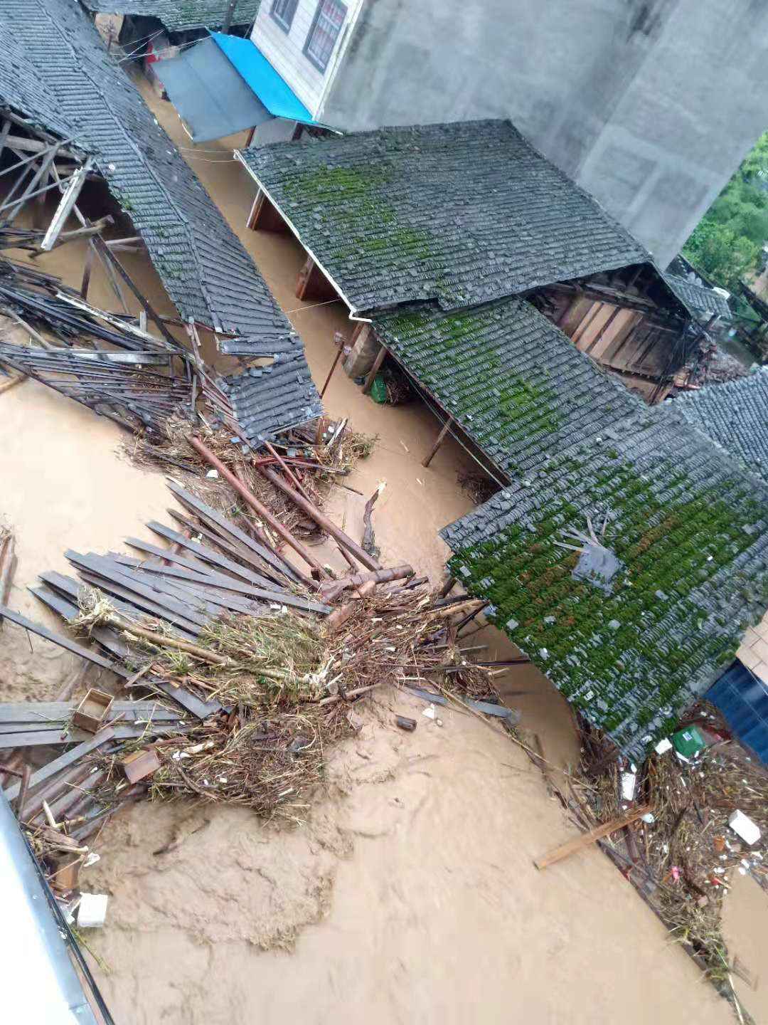直击福建顺昌洪灾现场：暴雨肆虐，桥梁冲毁，救援全力展开